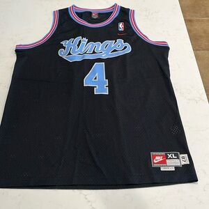 Chris Webber Kings basketball Jersey- XL+ 2
Rarely worn.Excellent condition.